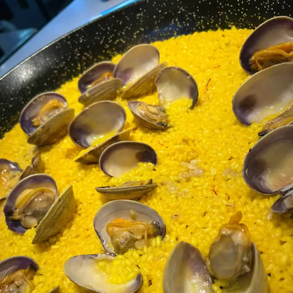 Arroz al Azafran con Almejas Canadienses