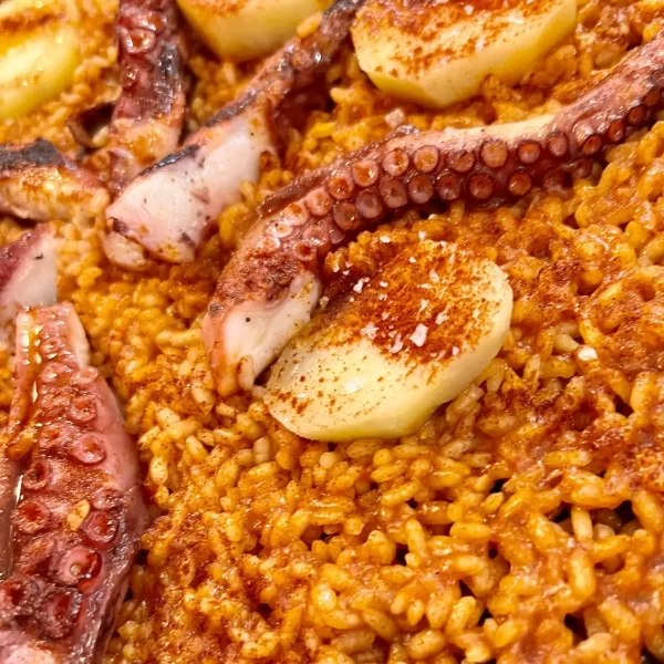 Arroz con Pulpo en su Fumet y con Pimenton de la Vera