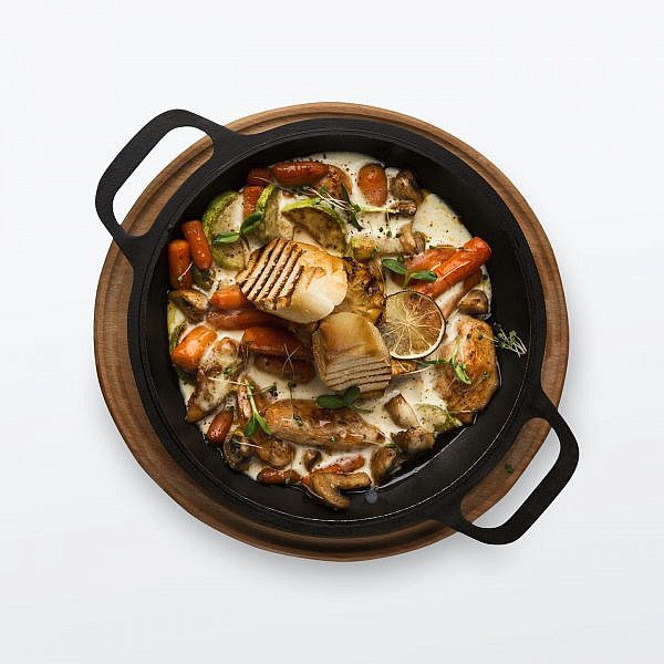 chicken-and-vegetables-stewed-in-pot-isolated-on-w-PXNY5KR-600x600