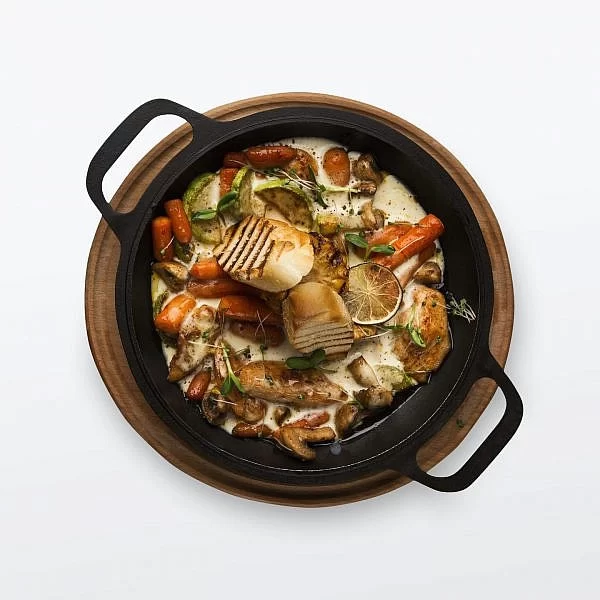 chicken-and-vegetables-stewed-in-pot-isolated-on-w-PXNY5KR-600×600