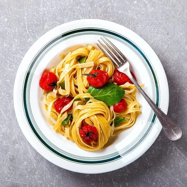 fettuccine-pasta-with-cherry-tomatoes-and-basil-EG4982R-600×600